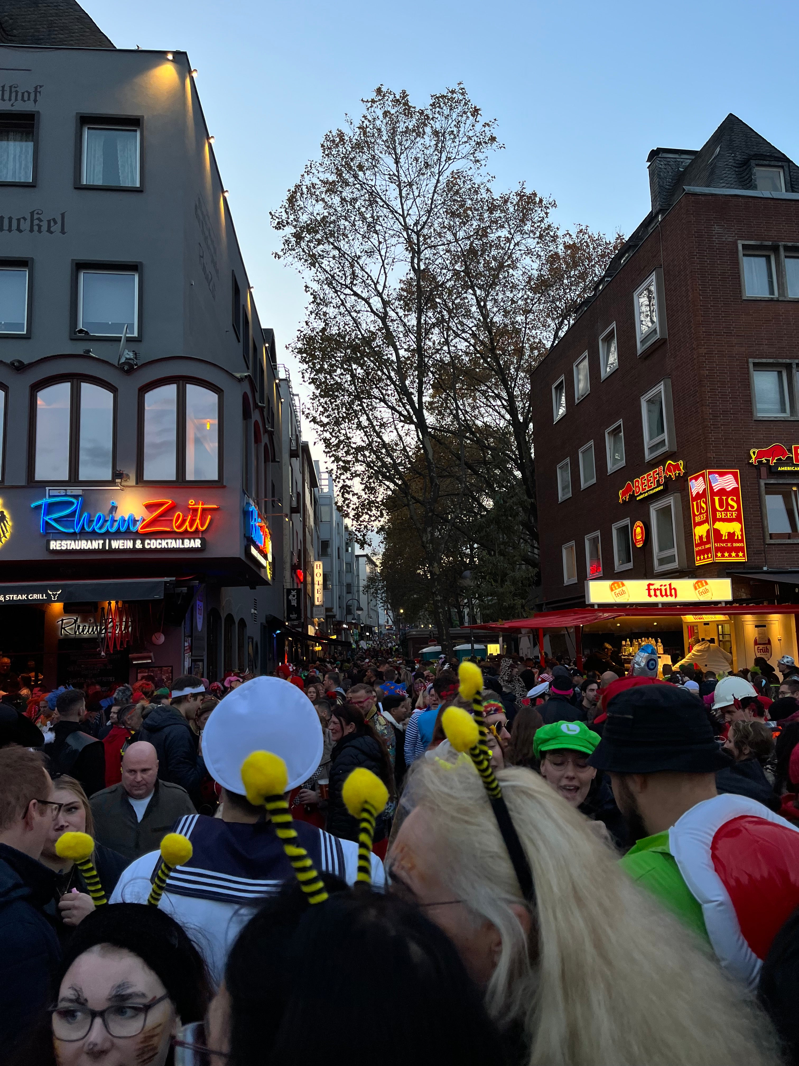 Fröhliche Teilnehmer in farbenfrohen Kostümen feiern den Kölner Karneval - lebendige Tradition und ausgelassene Feststimmung in der Domstadt.