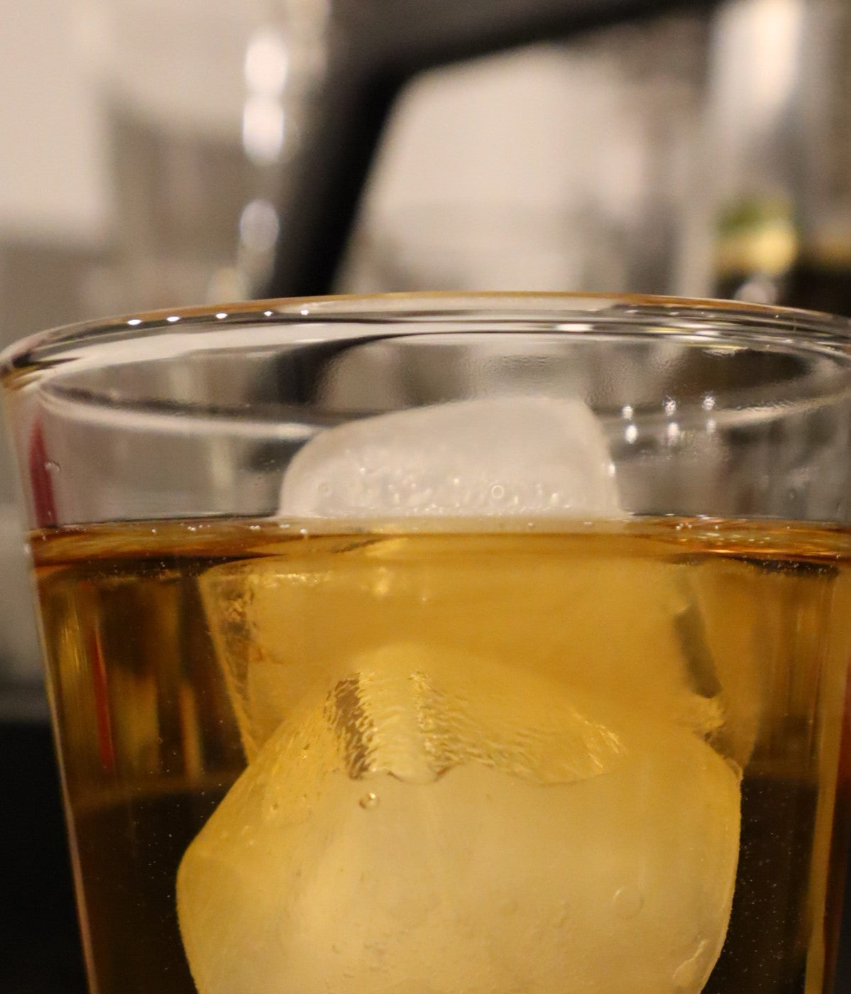 Ein Schnapsglas gefüllt mit einem köstlichen Getränk, perfekt für festliche Anlässe und gesellige Zusammenkünfte.