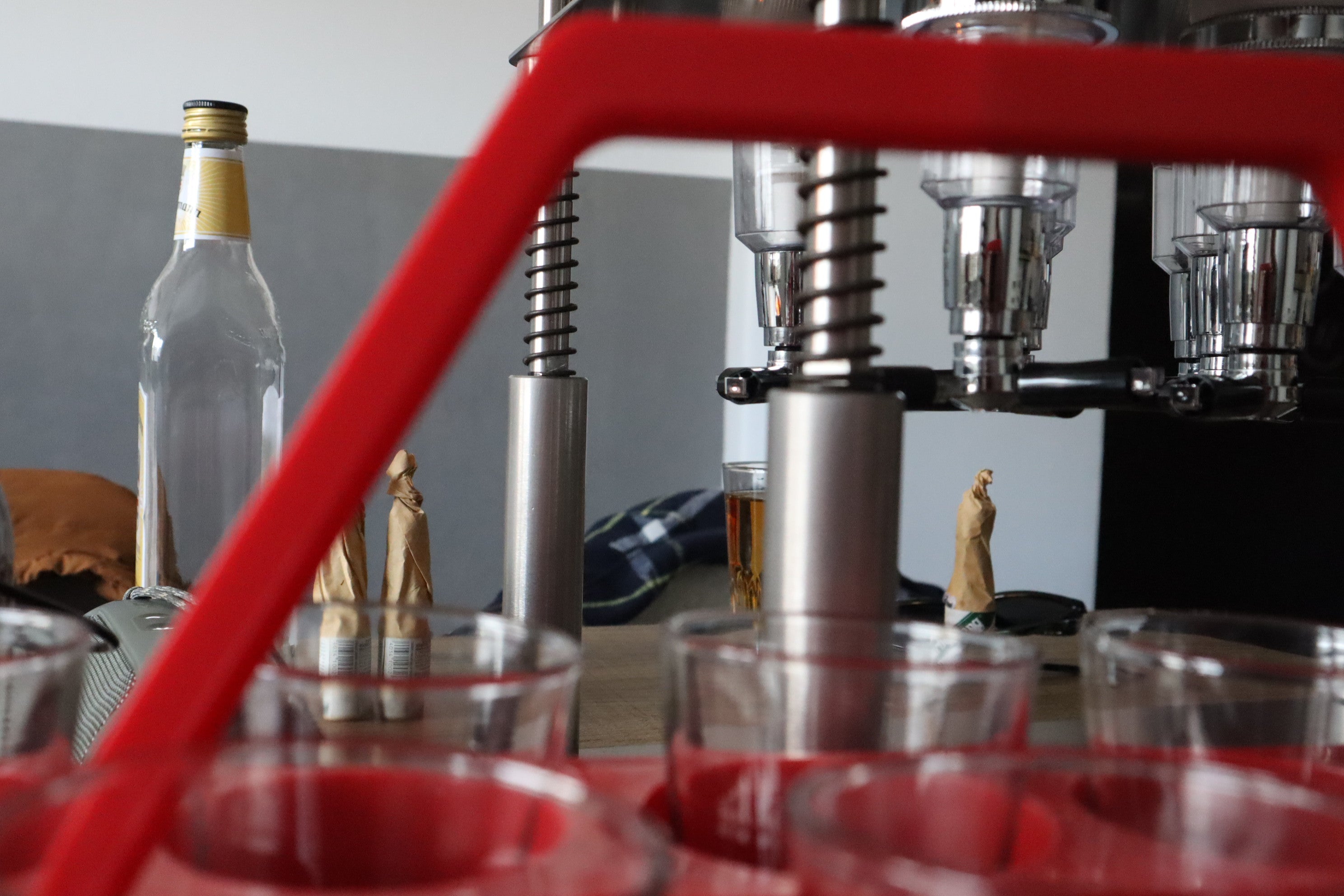 Zapfmaschine, Dosierer und Gläserträger für Getränke - professionelle Barausstattung für effiziente Getränkezubereitung