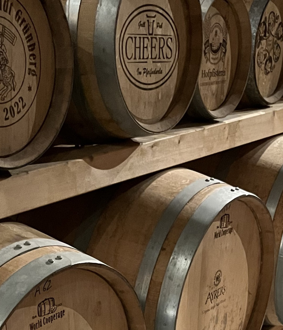 Traditionelle Whiskeyfässer, die das reiche Aroma und den Charakter des edlen Getränks während der Reifung bewahren.